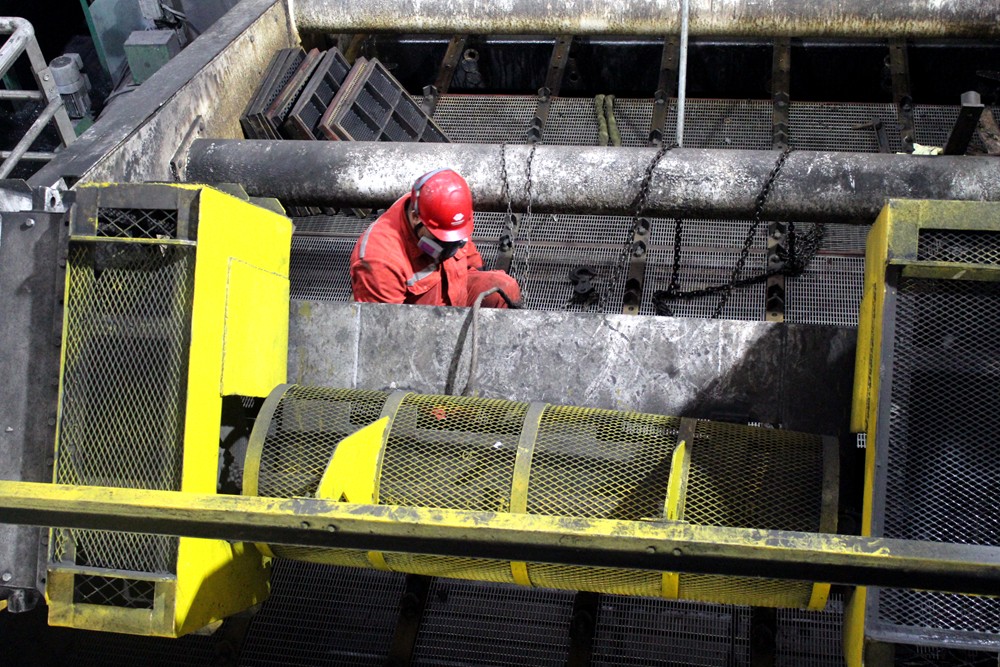 .图为职工正在拆卸351精煤筛旧筛板